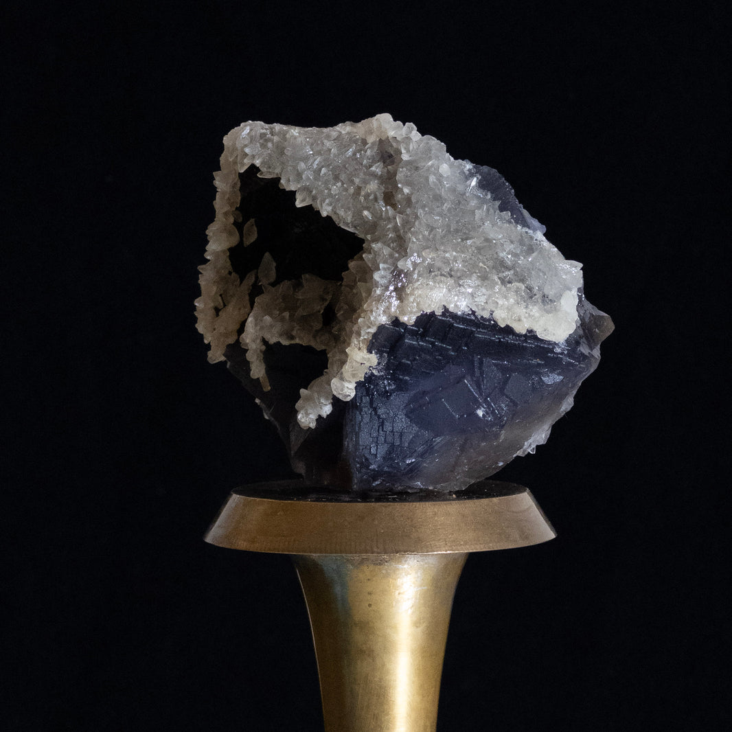 Fluoryt na jasnej matrycy mineralnej — Beludżystan, Pakistan