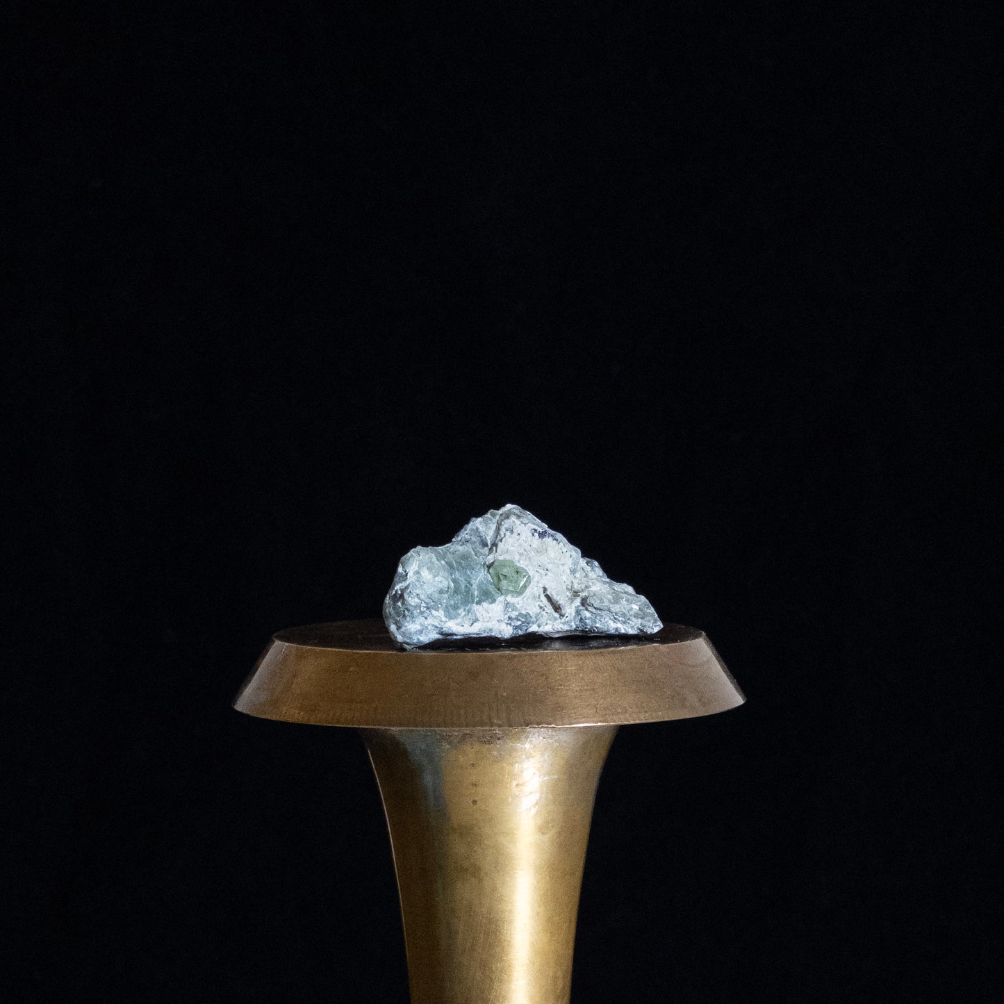 Zielony fluoryt na matrycy — Beludżystan, Pakistan